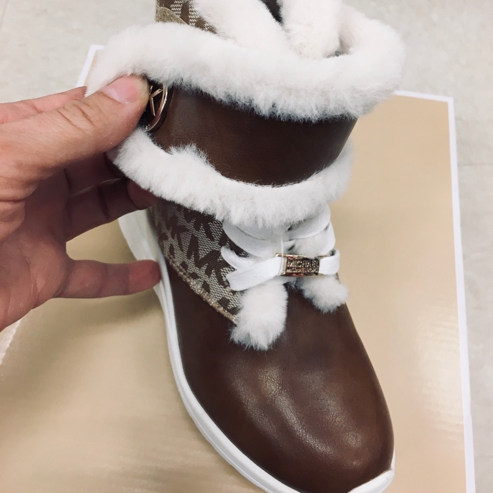 🤎🤍🤎Michael Kors 🤎Girls Velcro boots🤍🤎 - Picture 3 of 8